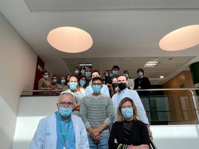 La consellera de Salud y Consumo, Patricia Gómez, junto a los 12 nuevos jóvenes investigadores incorporados al IdISBa.