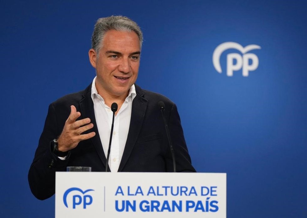 El coodinador general del PP, Elías Bendodo, durante la rueda de prensa de Génova.