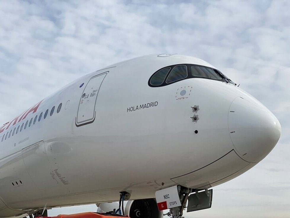 Archivo - Airbus A350-900 con nombre 'Hola Madrid'
