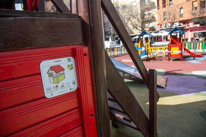 Archivo - Pictograma o placa visual instalada en un parque para niños con espectro autista, en Badajoz, Extremadura (España)