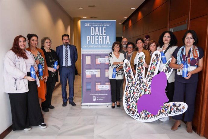 Presentación de la campaña 'Dale Puerta, ante el primer gesto de violencia, corta' del Ayuntamiento de Málaga con motivo del 25N