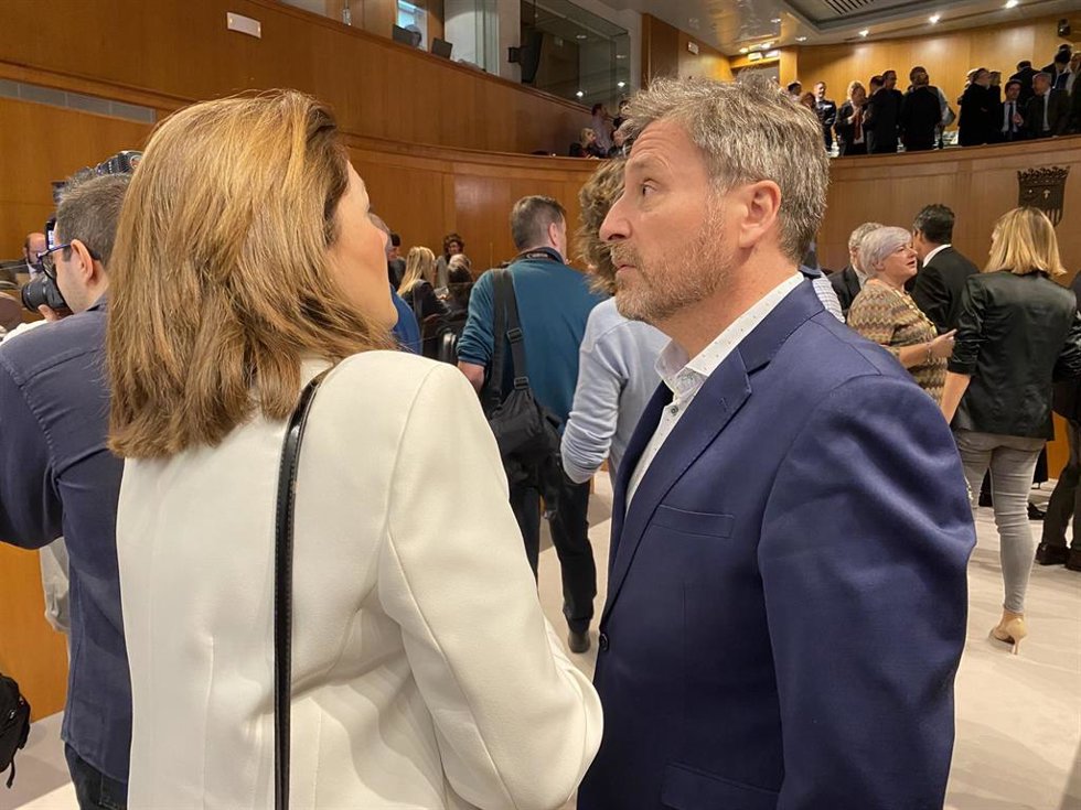 El consejero de Vertebración del Territorio, José Luis Soro, y la diputada de CHA Carmen Martínez.