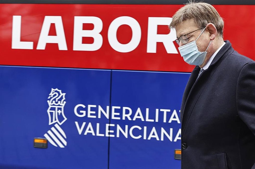 Archivo - El presidente de la Generalitat, Ximo Puig, visita uno de los autobuses del nuevo servicio itinerante de Labora en una imagen de archivo