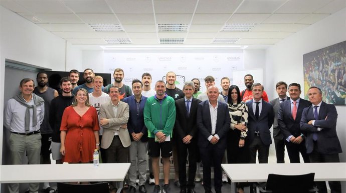 Proyecto Edufinet muestra a jugadores del Unicaja Baloncesto Málaga la importancia de saber cómo gestionar finanzas personales