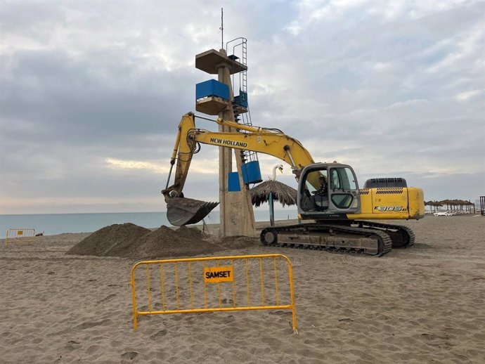 Comienza el derribo de las cinco torres de vigilancia de hormigón en las playas de Torremolinos