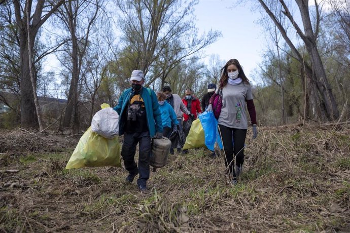 Voluntarios luchando contra la basuraleza en los entornos terrestres