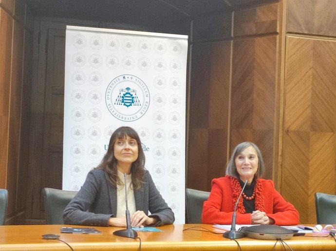 La directora de área de Proyección Cultural, Miriam Perandones, y la vicerrectora de Extensión Universitaria y Proyección Cultural, María Pilar García Cuetos