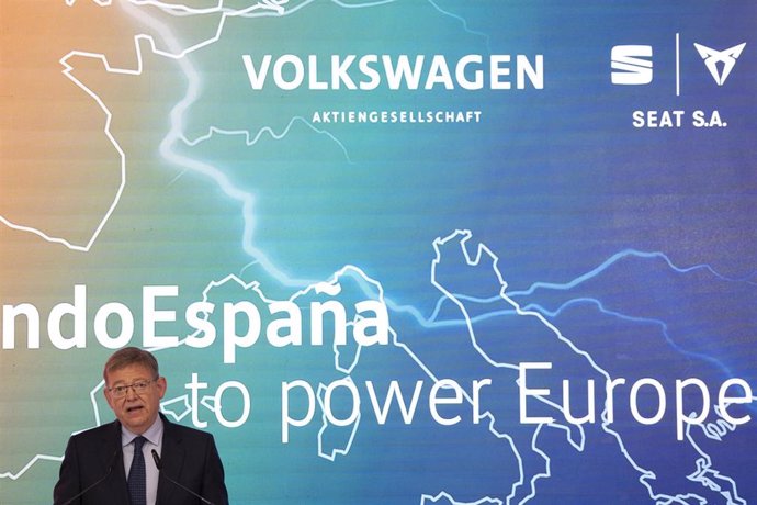 Archivo - El president de la Generalitat, Ximo Puig, firma con representantes de PowerCo (Grupo Volkswagen) el convenio de colaboración para el desarrollo de la planta de baterías de Sagunto en el Palau de la Generalitat, a 21 de julio de 2022