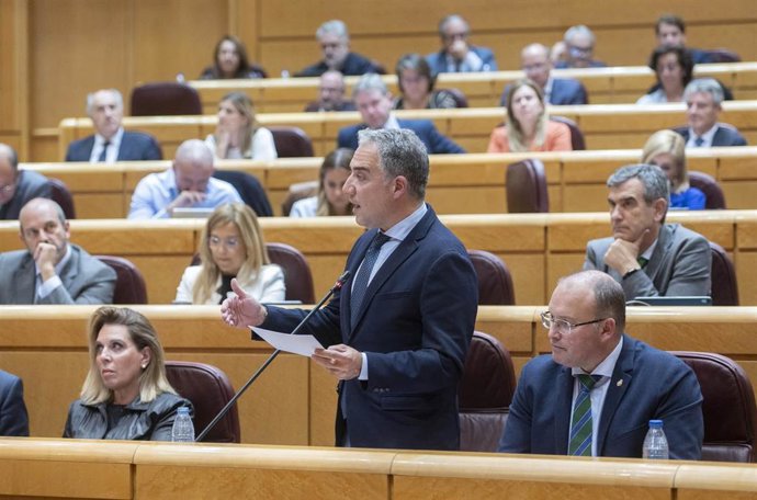 El coordinador general del PP, Elías Bendodo, interviene en una sesión de control al Gobierno en el Senado, a 25 de octubre de 2022, en Madrid (España). El Senado celebra hoy una sesión de control al Gobierno después del debate que vivieron la semana pa