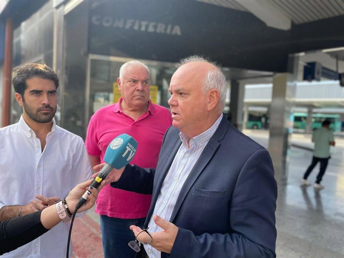 El concejal Eduardo Martínez-Oliva, acompañado por el presidente de la junta de distrito Centro-Oeste, Diego Avilés, y el vocal de la junta de distrito Norte José Plaza