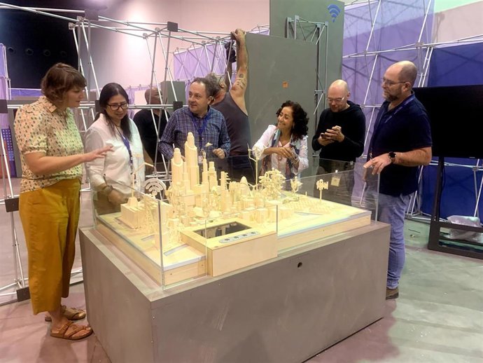 Montaje de una exposición sobre IA en el Parque de las Ciencias