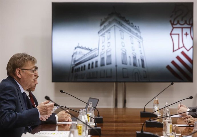 Archivo - El president de la Generalitat, Ximo Puig, se reúne con los presidentes de la Confederación Empresarial de la Comunitat Valenciana y del Consejo de Cámaras de Comercio de la Comunitat Valenciana, en el Palau de la Generalitat, en una imagen de