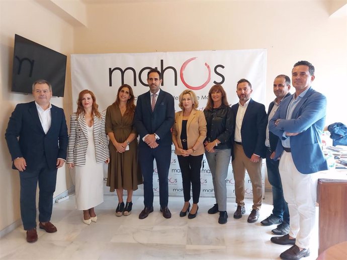 La delegada territorial de Empleo, Empresa y Trabajo Autónomo, Carmen Sánchez, presenta a los miembros de la Asociación de Hosteleros de Málaga las nuevas ayudas para el empleo estable.
