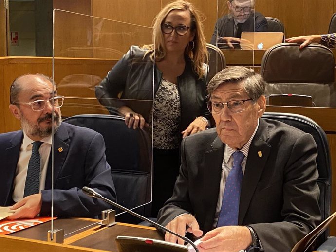 El presidente del Gobierno de Aragón, Javier Lambán; el vicepresidente y consejero de Industria, Arturo Aliaga; y la consejera de Presidencia, Mayte Pérez.