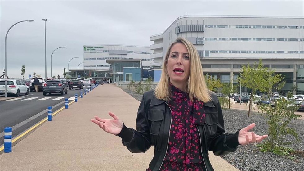 La presidenta del PP de Extremadura, María Guardiola, junto al Hospital Universitario de Cáceres.