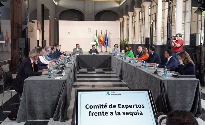 El presidente de la Junta de Andalucía, Juanma Moreno, preside este jueves, en el Palacio de San Telmo de Sevilla, la reunión constitutiva del Comité de expertos frente a la sequía