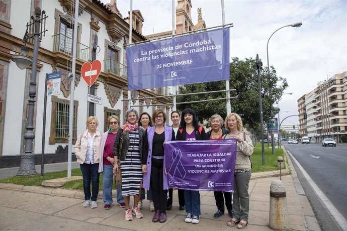 La delegada de Igualdad y vicepresidenta tercera de la institución provincial, Alba Doblas (centro), en la presentación de las actividades con motivo del 25-N.