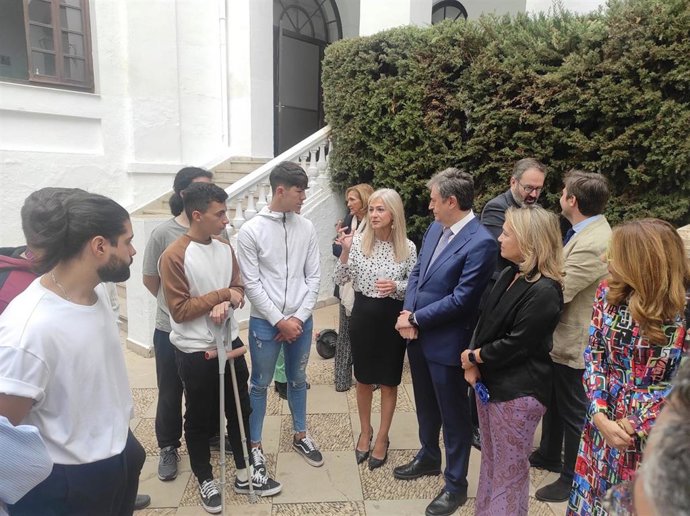 Del Pozo (centro), junto a Sánchez, habla con alumos del nuevo Grado Superior de Sistemas Electrotécnicos y Automatizados en la modalidad de FP Dual.