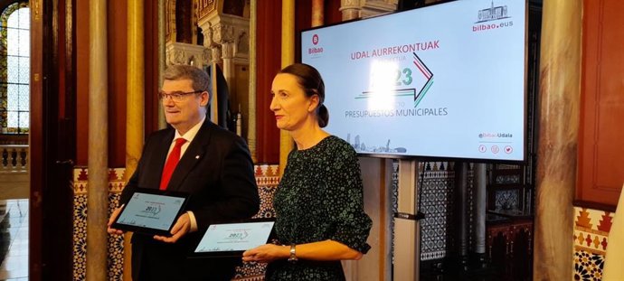 El alcalde de Bilbao, Juan Mari Aburto, y la concejal de Hacienda, Marta Ajuria, presentan los presupuestos.