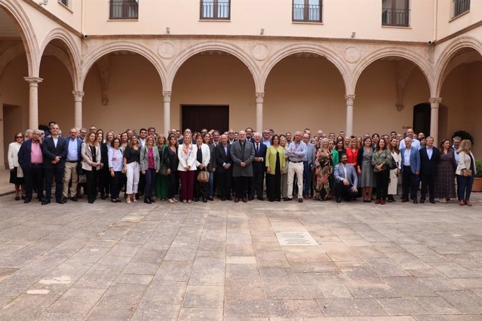 La consejera de Salud y Consumo, Catalina García, se ha reunido con todos los responsables de los distritos de Atención Primaria de Andalucía.