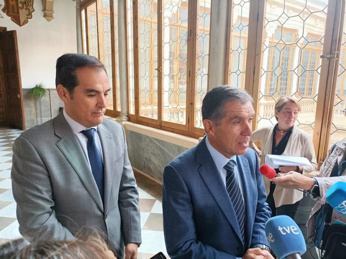 El presidente del Tribunal Superior de Justicia de Andalucía, Lorenzo del Río, y el consejero de Justicia, Administración Local y Función Pública, José Antonio Nieto, atienden a los medios antes de presidir la comisión mixta entre Junta y TSJA.