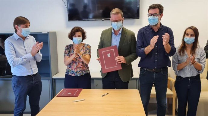 La consellera de Asuntos Sociales y Deportes, Fina Santiago, y el alcalde de Palma, José Hila, acompañados de otras autoridades durante la firma del convenio de colaboración para los centros de día.
