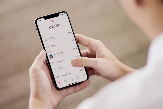 Archivo - Un usuario utilizando la app de Bnext.