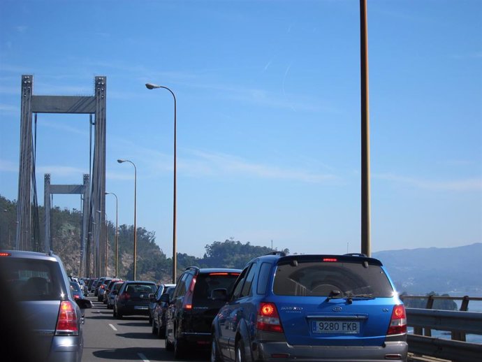 Archivo - Esta foto se corresponde con el atasco en el Puente de Rande, cerca de Vigo, y fundamentalmente motivado por la salida hacia Cangas. La imagen fue tomada un domingo de julio de 2012.