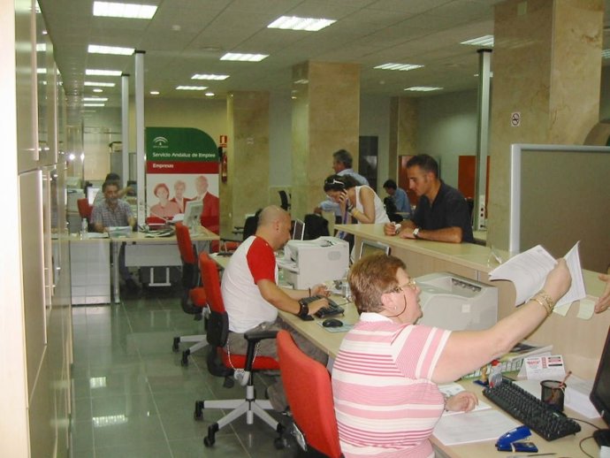 Archivo - Agentes de empresa en una oficina del SAE