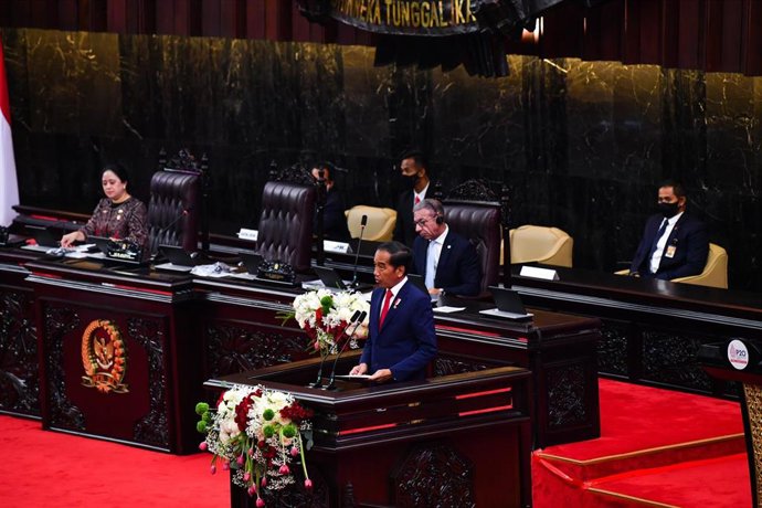 El presidente de Indonesia,Joko Widodo, habla en el Parlamento
