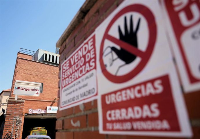 Archivo - Un cartel en el que se lee: 'Se vende servicio de urgencias' en el SUAP del Centro de Salud Mar Báltico