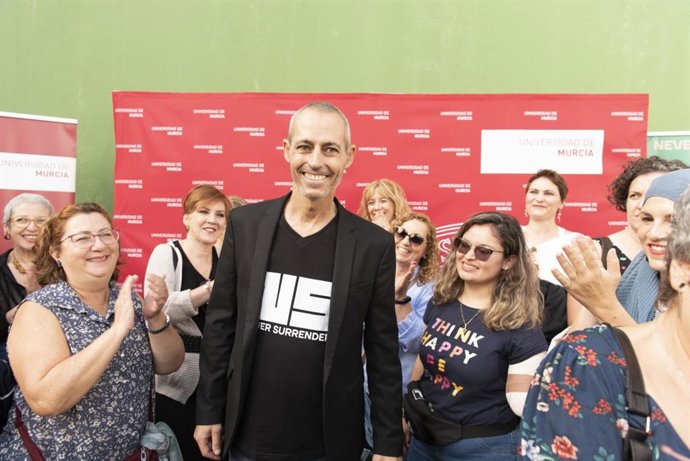 El doctor Salazar recibe el aplauso de asistentes a la inauguración