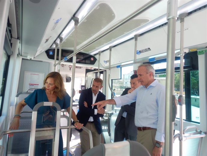 Archivo - Jorge Azcón y Natalia Chueca presentan el nuevo 'ie tram', el primero de los 68 autobuses 100% eléctricos