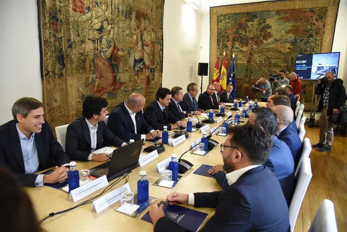 El presidente de C-LM, Emiliano García-Page, en la presentación del proyecto digital sostenible que promueve Box2Bit en la región