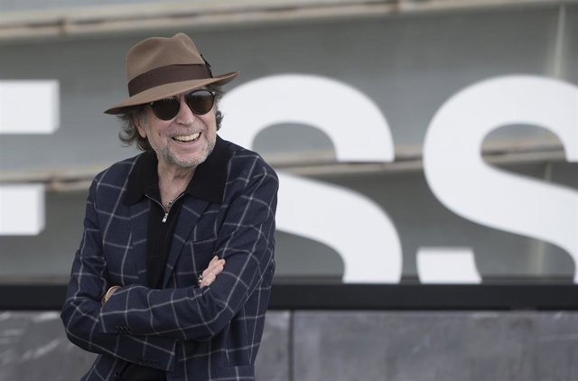 ARCHIVO - El cantautor Joaquín Sabina posa durante la presentación del documental '19 Días y 500 Noches' 'Sintarlo mucho' en el Festival de San Sebastián el 17 de septiembre de 2022 en San Sebastián, Guipuzkoa, País Vasco, (España).