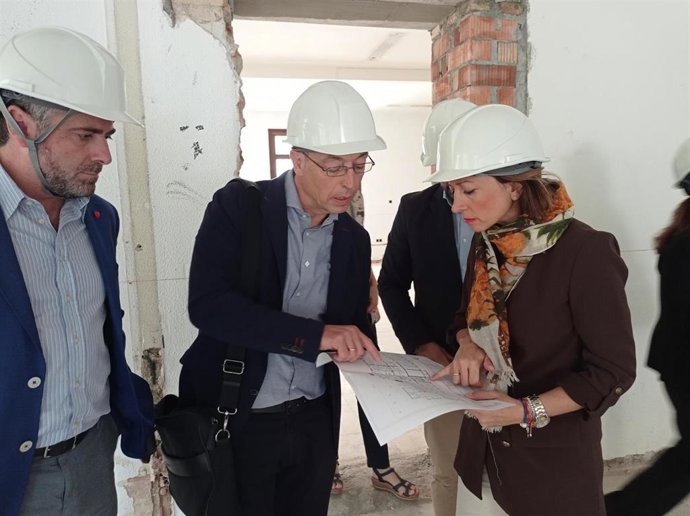 La delegada del Gobierno visita el comienzo de las obras para la instalaciónprovisional del centro de salud de El Palo