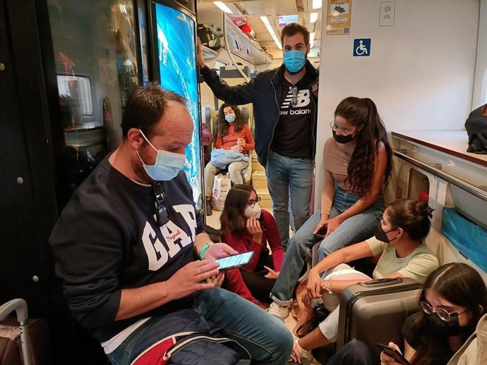 Pasajeros de pie y sentados en el suelo tras el incidente del tren Alvia 730 el 1 de noviembre.