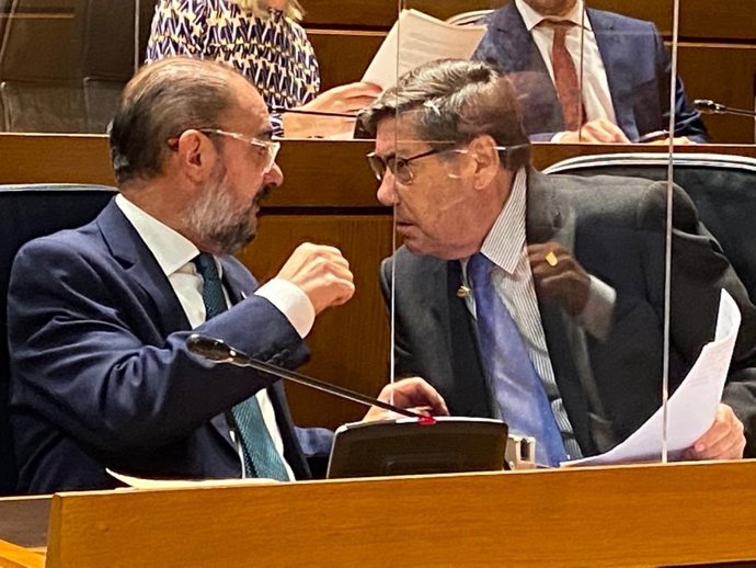 El presidente de Aragón, Javier Lambán, departe con el vicepresidente Arturo Aliaga, momentos antes del inicio del Debate sobre el estado de la comunidad.