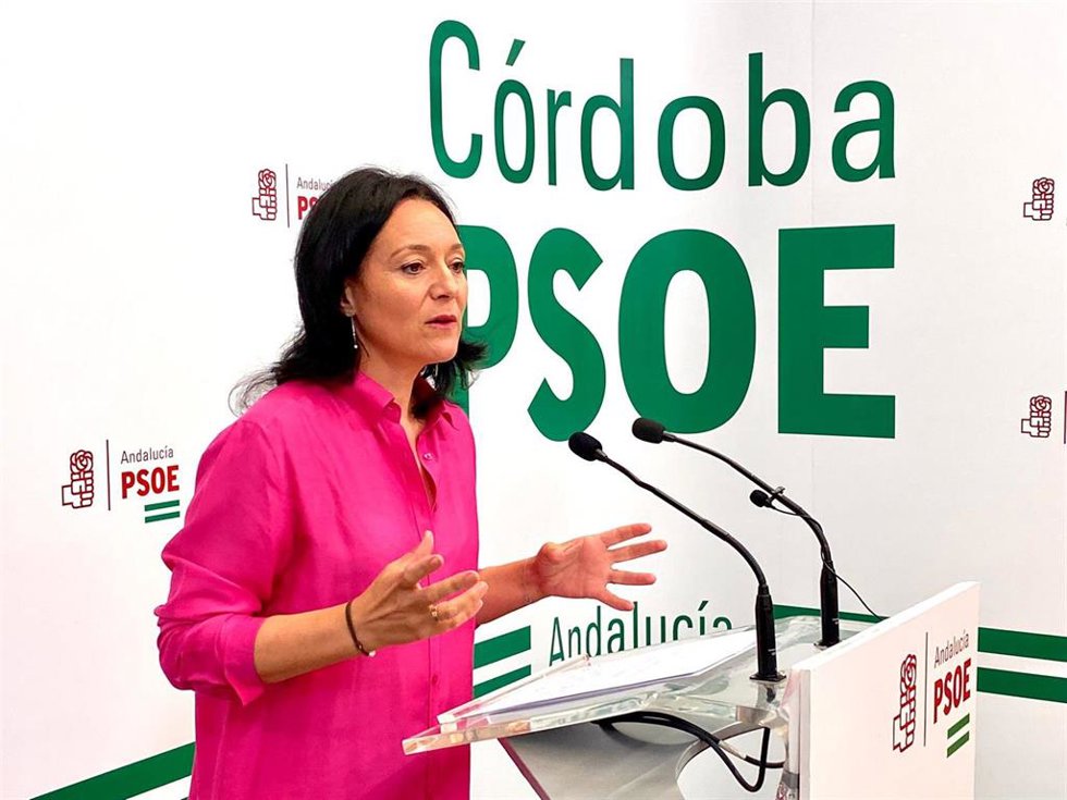 Archivo - La secretaria general del PSOE, Rafi Crespín, en la sede provincial de su partido.