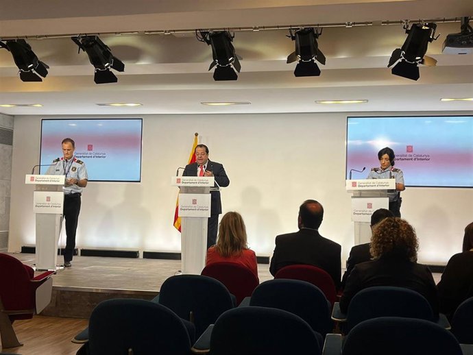 El comisario jefe de los Mossos d'Esquadra, Eduard Sallent, el conseller de Interior, Joan Ignasi Elena y la portavoz de los Mossos, Montserrat Escudé durante la rueda de prensa