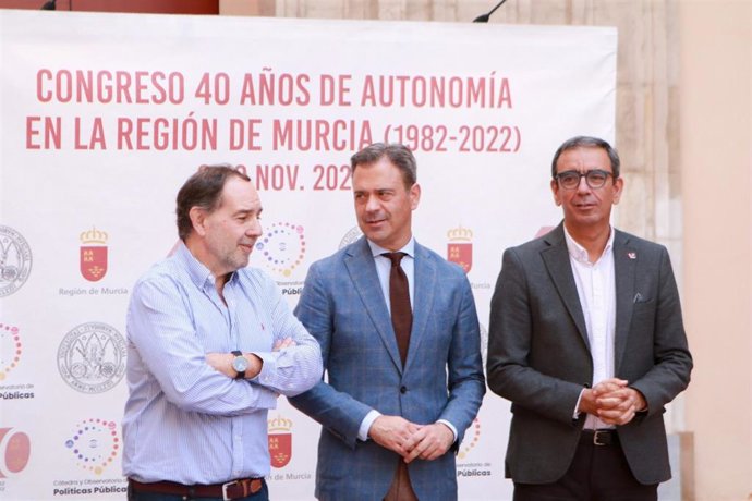 El consejero Marcos Ortuño, junto al catedrático de Ciencia Política y director del departamento de Ciencia Política de la UMU, Ismael Crespo (i), y el vicerrector de Transferencia y Divulgación Científica de la UMU, José Manuel López Nicolás