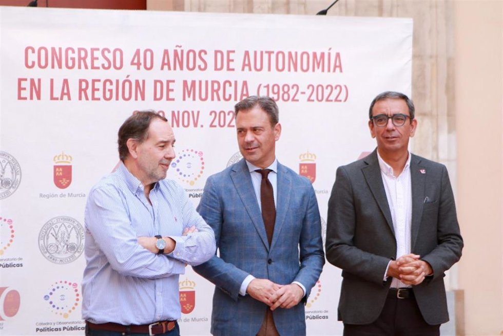 El consejero Marcos Ortuño, junto al catedrático de Ciencia Política y director del departamento de Ciencia Política de la UMU, Ismael Crespo (i), y el vicerrector de Transferencia y Divulgación Científica de la UMU, José Manuel López Nicolás