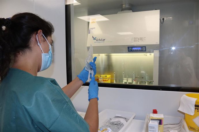 Archivo - Una imagen de archivo de una enfermera en el Hospital Regional de Málaga.