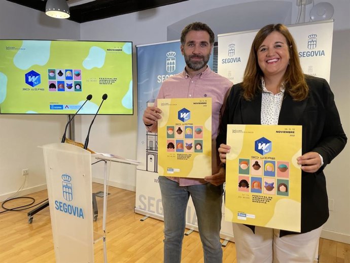 La alcaldesa de Segovia, Clara Martín, junto con el representante de Asocine, Sergio de Frutos.