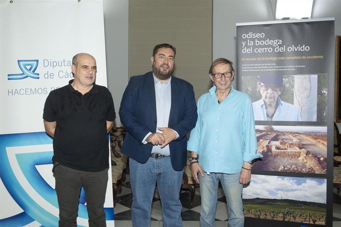 Antonio Lobo, Jaime Armario y Diego Ruiz Mata en la presentación del documental sobre la bodega más antigua del mundo