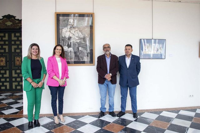 Silas (segunda por la izda.) en la inauguración de la muestra 'Algunas diosas griegas y otros antepasados', de Emilio Sújar.