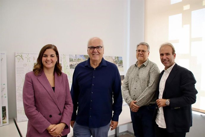 La vicealcaldesa de Valncia y edil de Desarrollo y Renovación Urbana, Sandra Gómez, junto al arquitecto Miguel del Rey, que lidera el proyecto (Re-Natura) elegido para realizar la reforma definitiva de la plaza del Ayuntamiento.