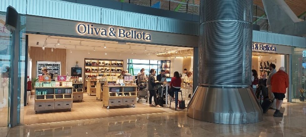Oliva y Bellota abre sus puertas con productos delicatessen en el Aeropuerto Madrid-Barajas.