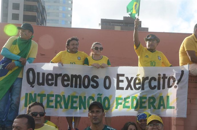 Un grupo de seguidores de Jair Bolsonaro pide la intervención del Ejército tras su derrota en las elecciones.