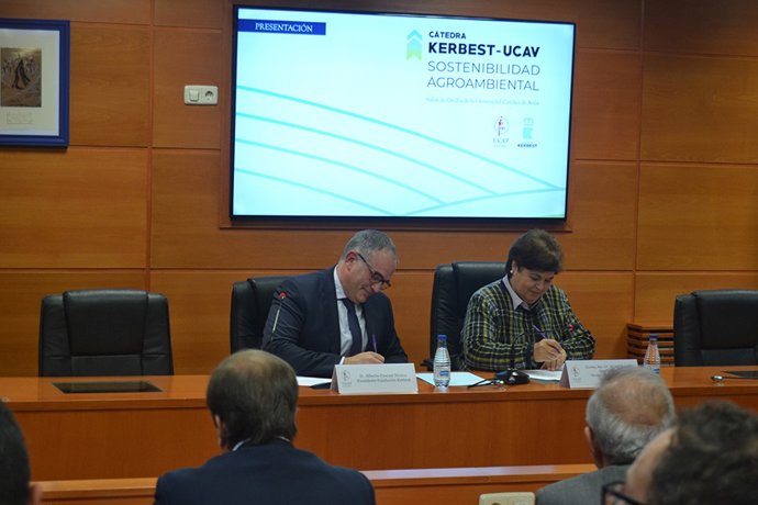 Firma del acuerdo entre la UCAV y la Fudnación Kerbest.
